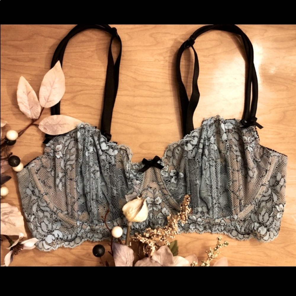Victoria’s Secret Boned Lace Balconet Bra
